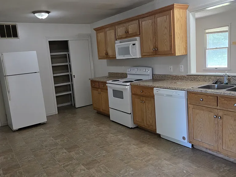 603 Westside Dr — Photo 3