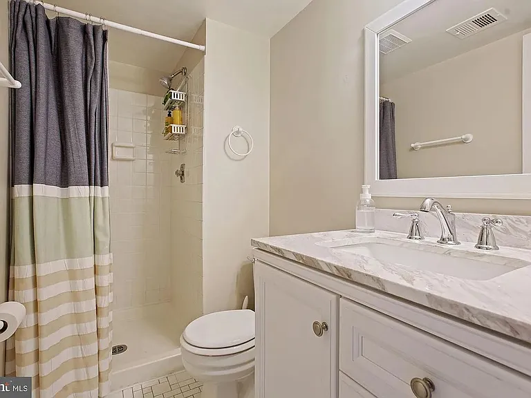 1225 Michigan Ct — Photo 3