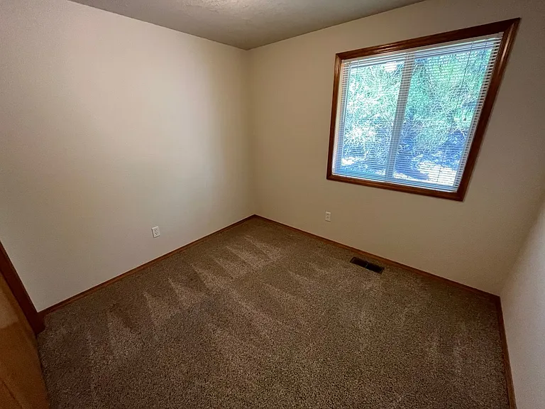 565 NE Norton Ave — Photo 8