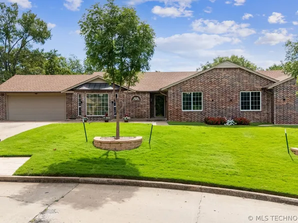 1132 N Faulkner Dr, Claremore, OK 74017