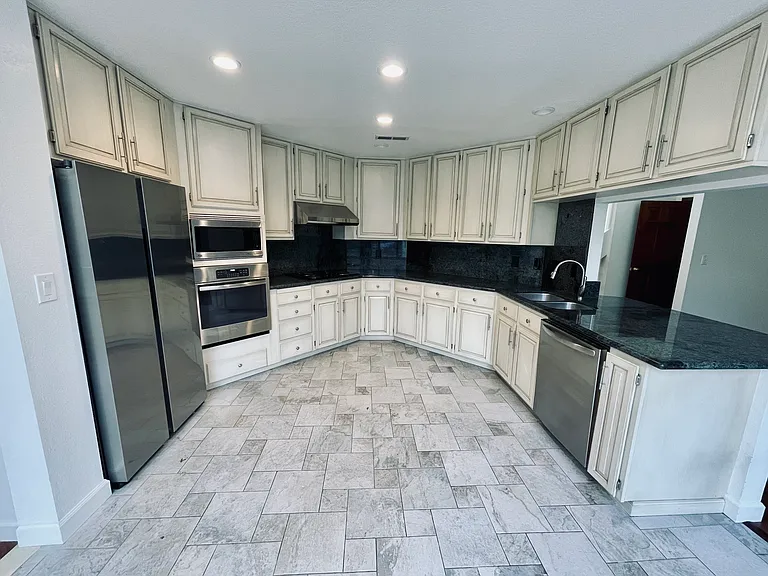 2 Greenbrier Ct — Photo 12