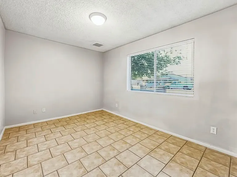 5634 W Hubbell St — Photo 11