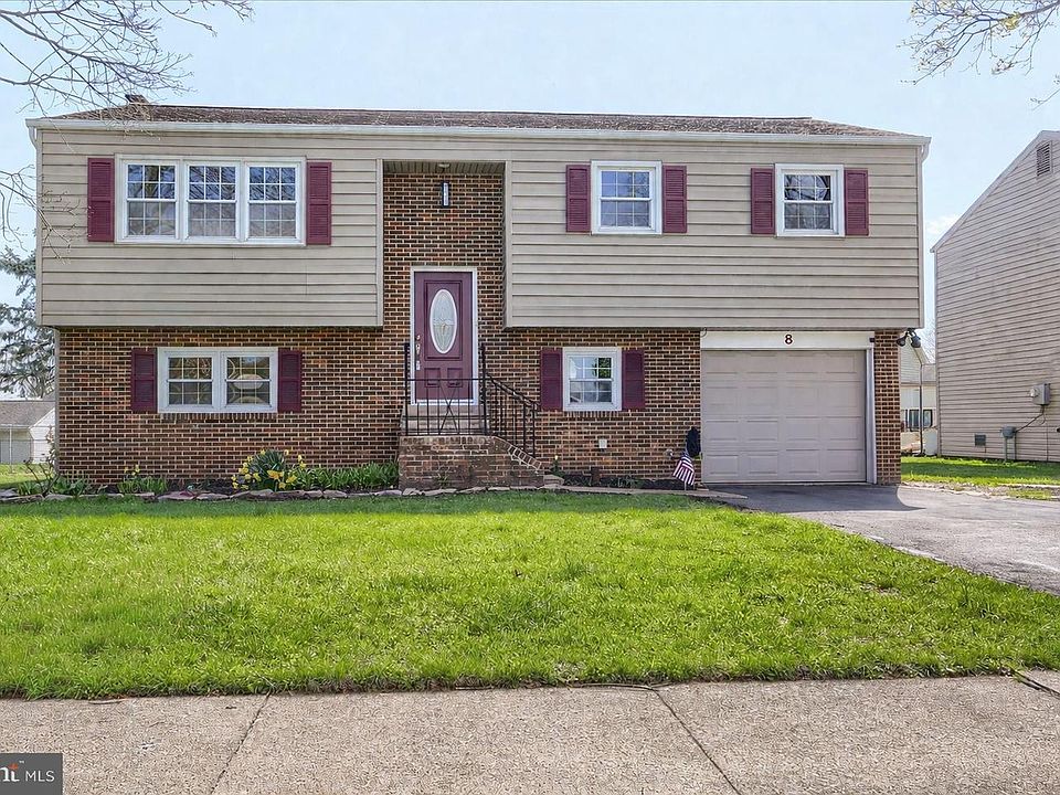 1st image of 8 Edgewood Dr