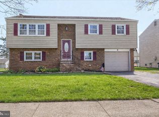 8 Edgewood Dr, Mechanicsburg, PA