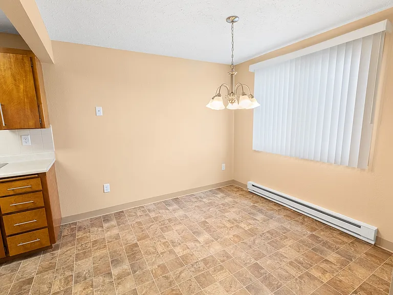 Lyons Court Apartments — Photo 13