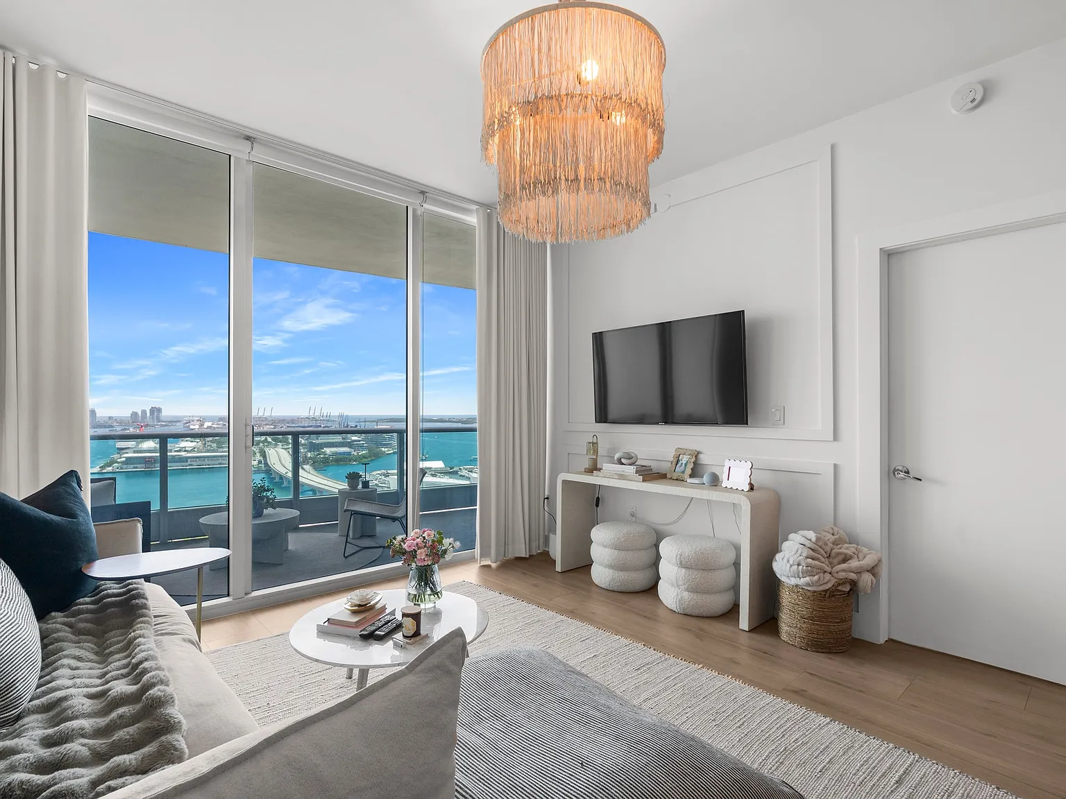 1 bed, 912 sqft, $4,700 — Photo 1
