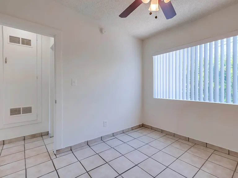 2425-2431 S Ridgeley Dr — Photo 14