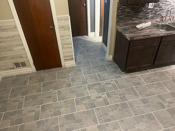 5th image of 3077 Glenmore Ave #4