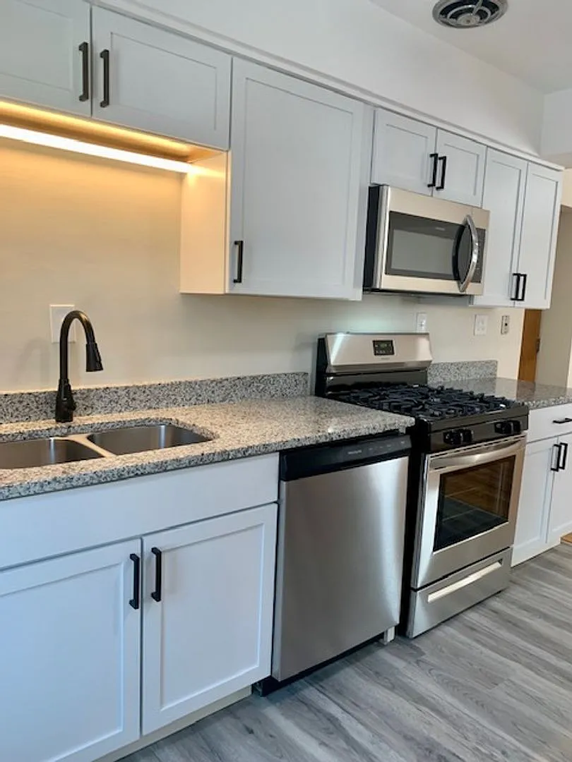Remodeled Large Two Bedroom in Ft. Mitchell — Photo 2