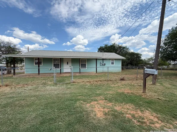 611 N Meerscheidt St, Dilley, TX 78017