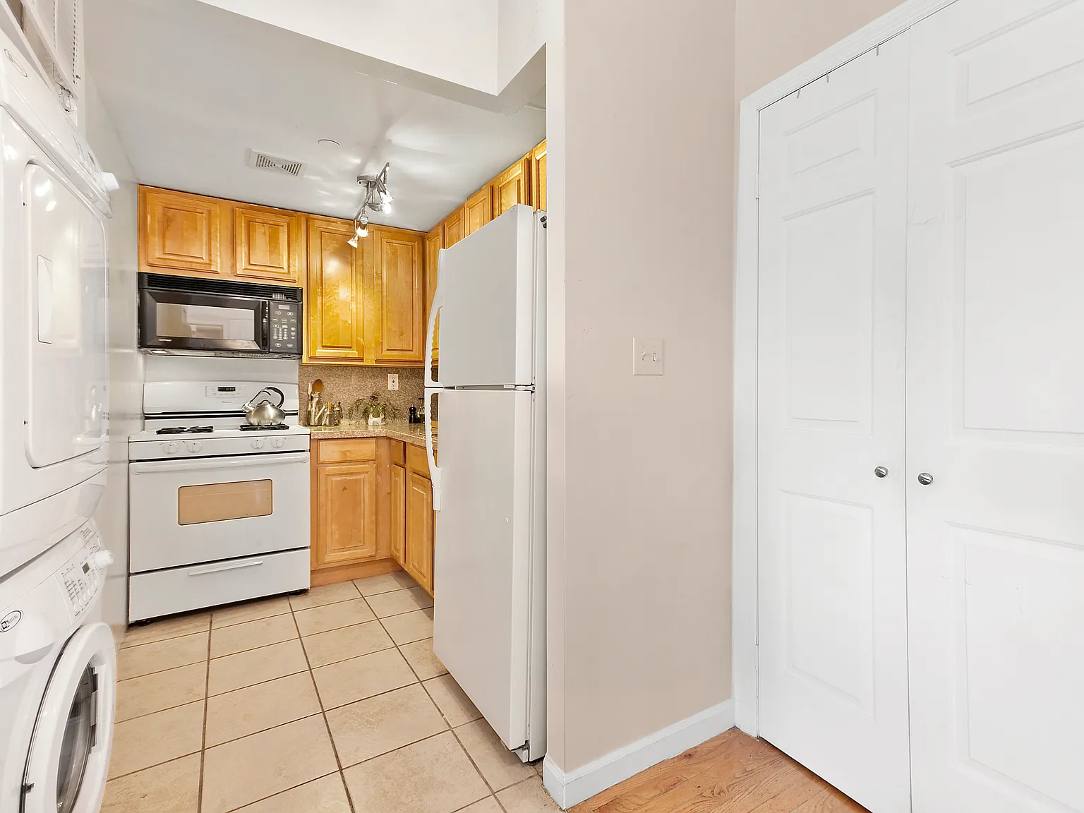 35 Essex Street — Photo 3