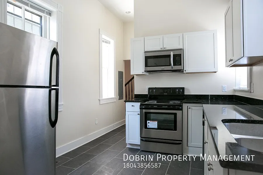 Huge, Renovated 4bd On Campus — Photo 3