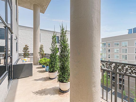 3rd image of 1005 S Shepherd Dr APT 819