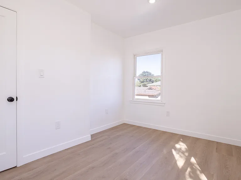 11604 Haynes St — Photo 10
