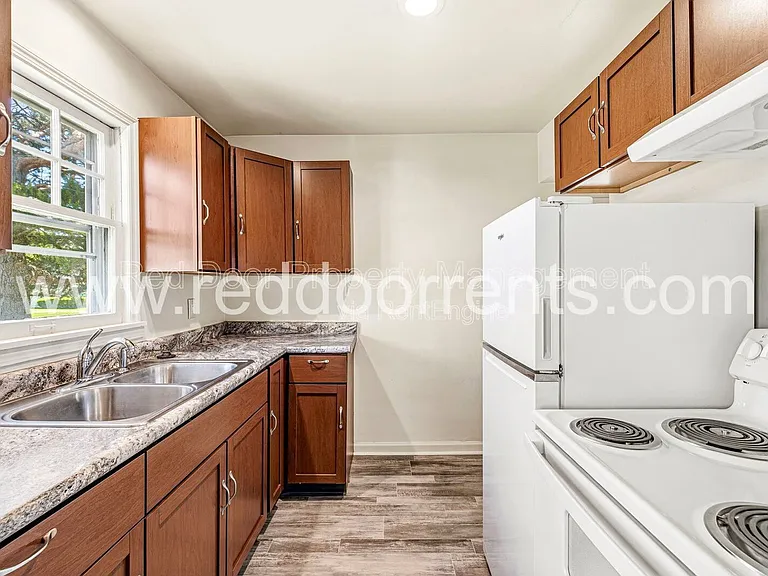 1742 N Whittier Pl — Photo 5