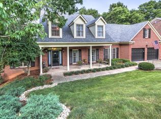 5503 Phoenix Hill Ct, Indian Hills, KY 40207