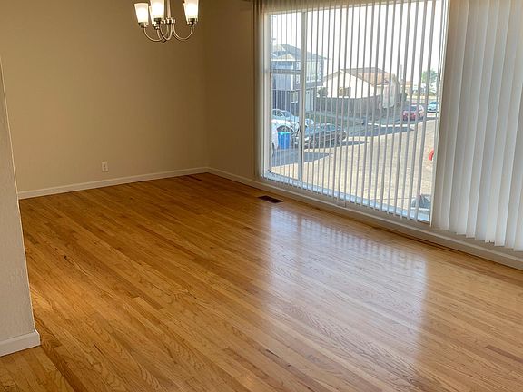 5th image of 253 Crestmoor Cir
