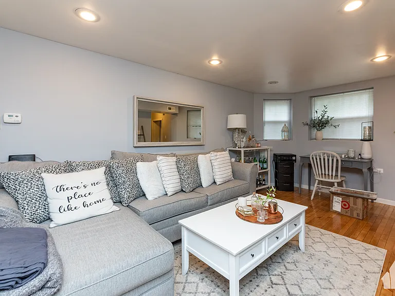 1332 W Barry Ave #GDN — Photo 5