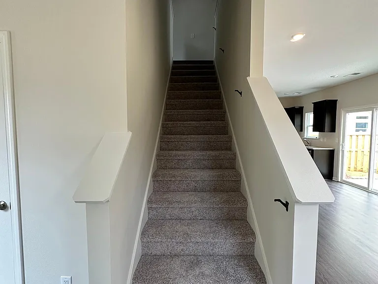 440 Couples Dr — Photo 6