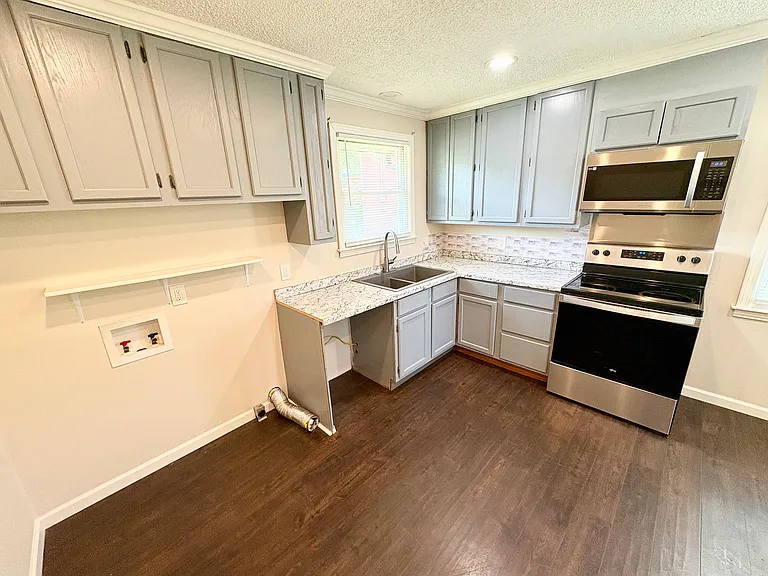 2641 Combs Dr — Photo 22
