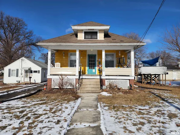 857 E 4th St, Galesburg, IL 61401
