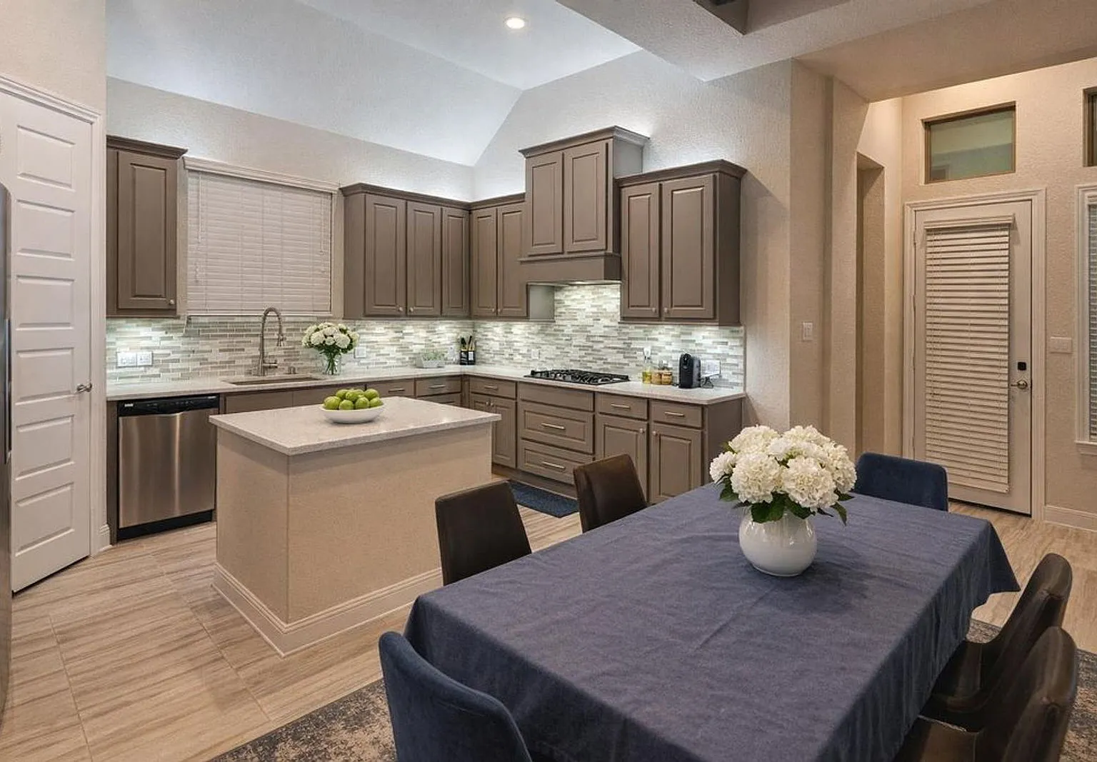 4 bed, 4.0 bath, 3325 sqft, $3,095 — Photo 2