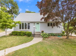 1068 Washtenaw Dr NE, Grand Rapids, MI