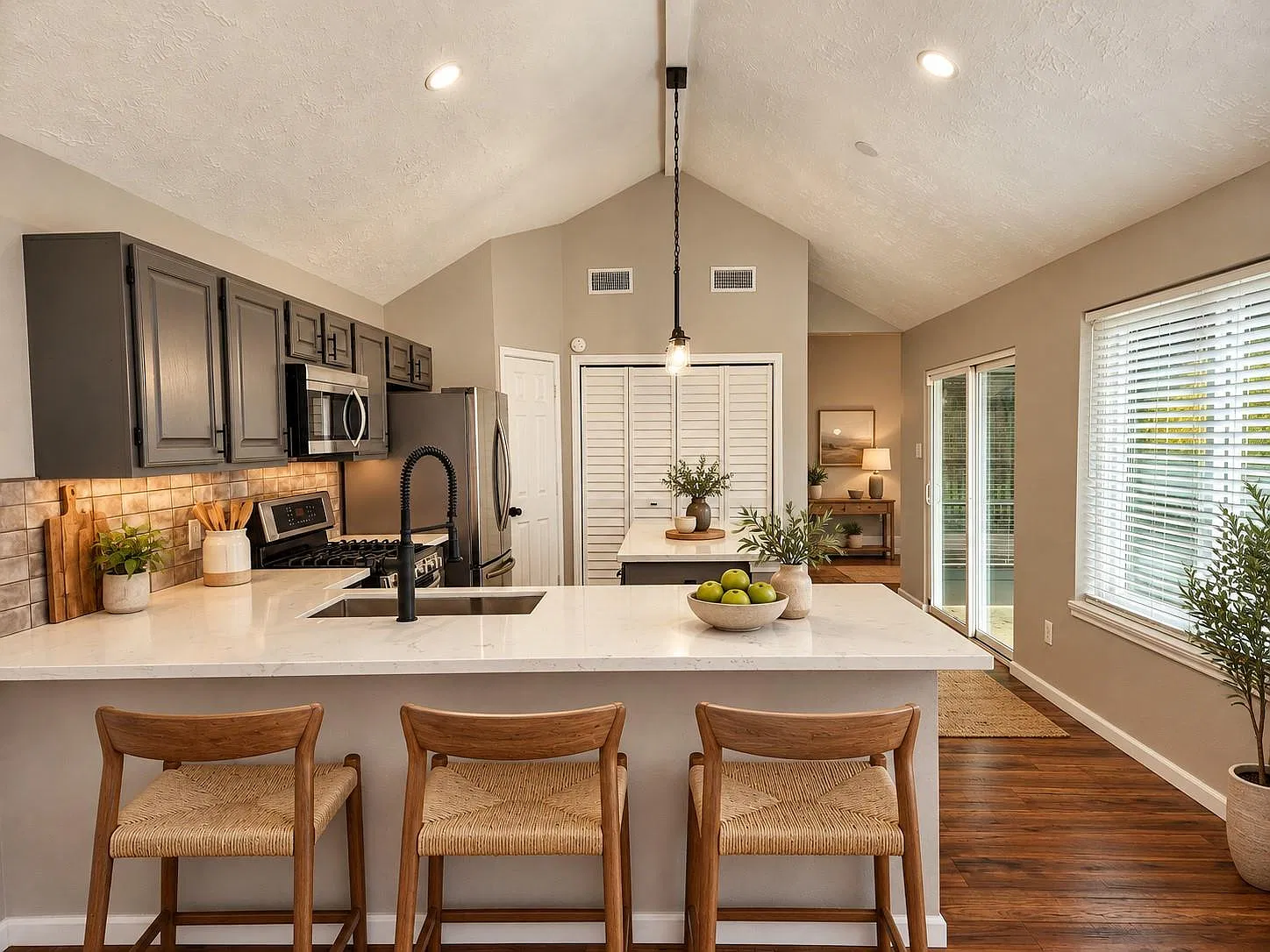 3 bed, 2.0 bath, 1616 sqft, $1,980 — Photo 1