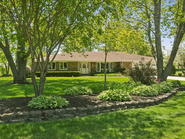 135 Hillcrest Ct, Barrington, IL 60010