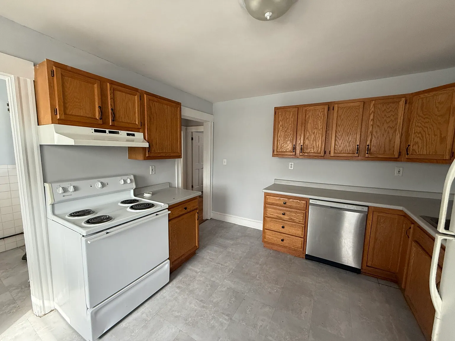 3 bed, 1.0 bath, 9999 sqft, $3,300 — Photo 2