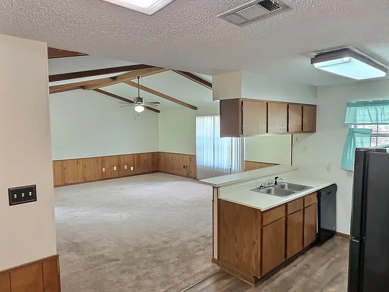 1109 Hickory Dr — Photo 3