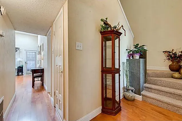 826 Creekside Dr — Photo 2