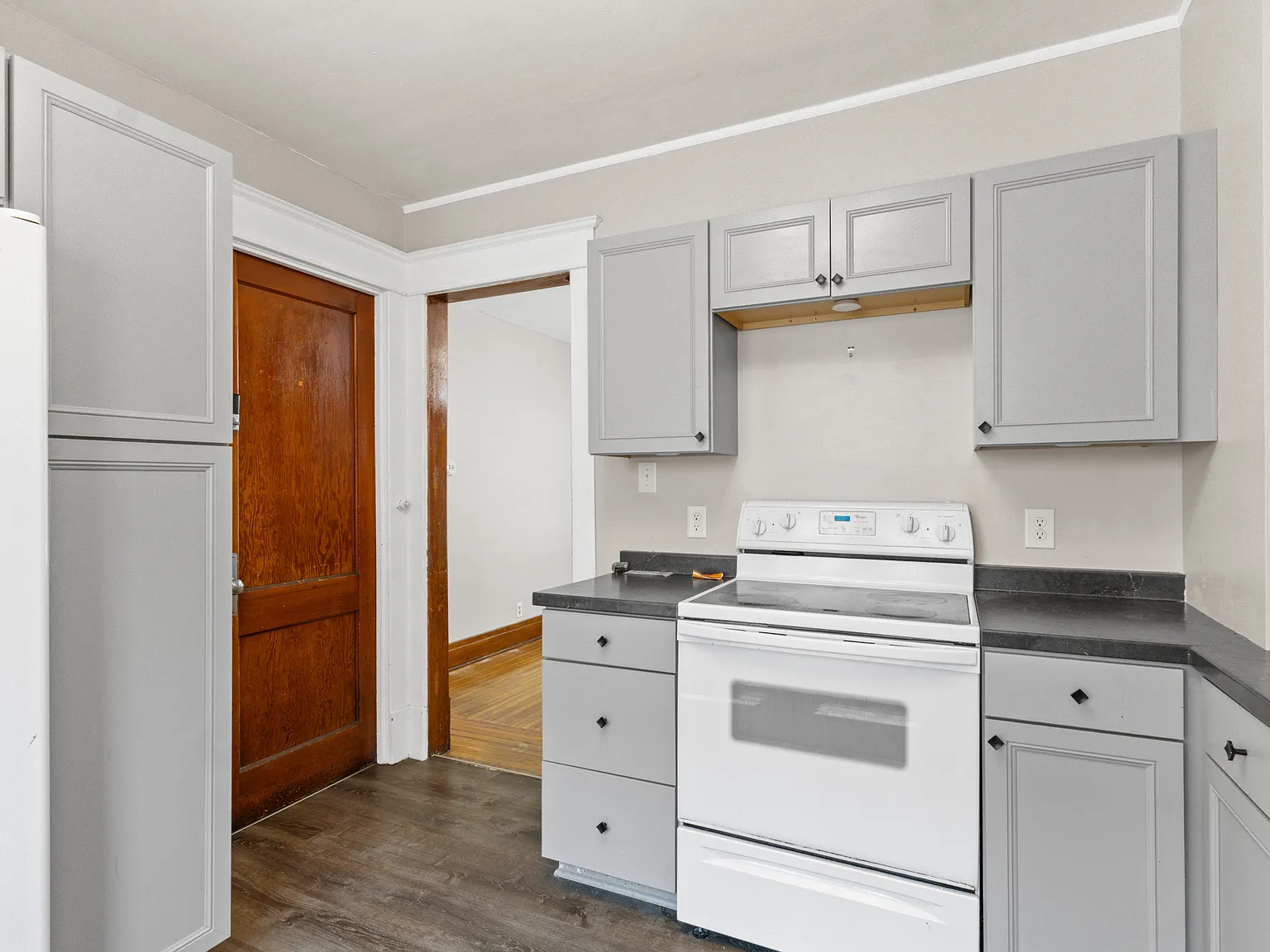 60 Sterling Ave — Photo 3