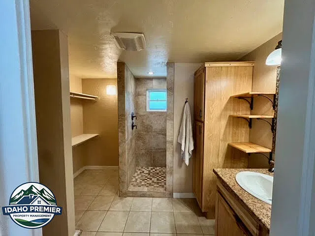 1228 W 11th St — Photo 16