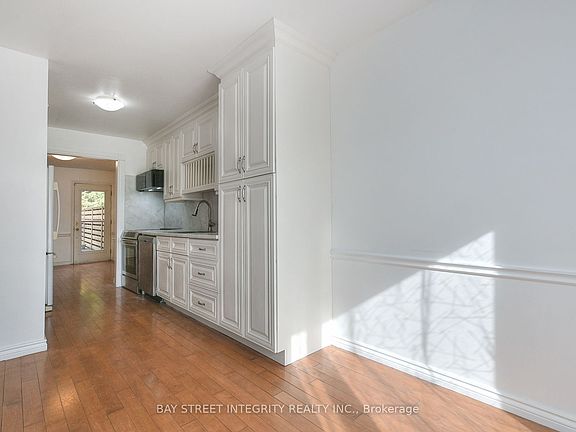 4th image of 976 Raintree Ln