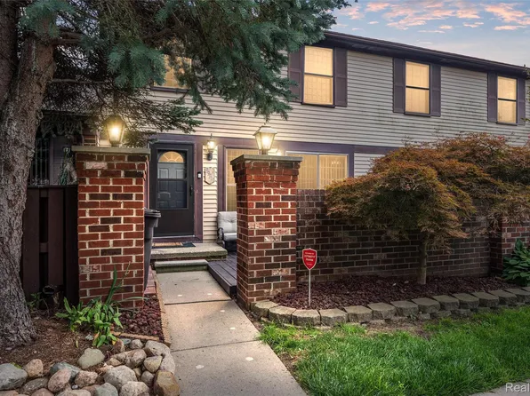 39313 Heatherheath Dr, Clinton Township, MI 48038