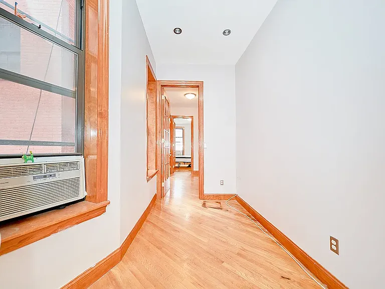 501 1/2 W 43rd St #3E — Photo 9