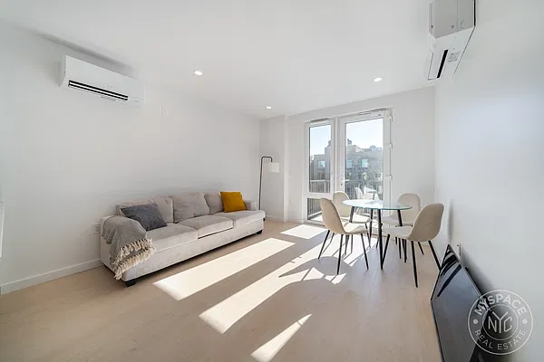 Living room, photo 1