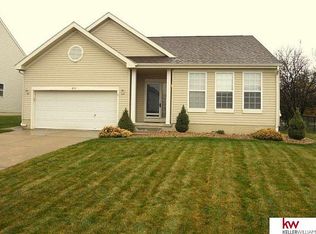 2111 Lakewood Dr, Papillion, NE 68046