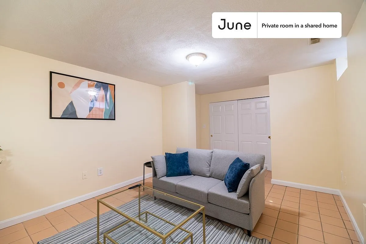 Queen bedroom in 3 bed/2 bath home in East Boston #1849 C — Photo 4