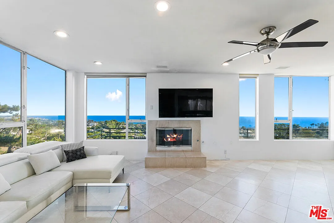 4 bed, 4.0 bath, 4199 sqft, $17,500 — Photo 3