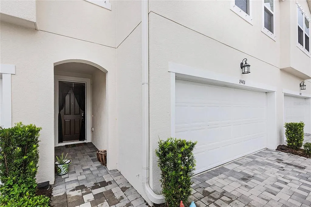 4 bed, 3.0 bath, 2574 sqft, $2,700 — Photo 4