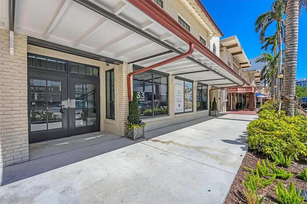 Building Photo - 33 S Palm Ave #704