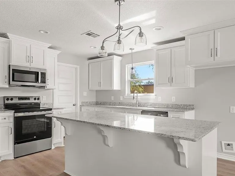 211 N Gladys St — Photo 4