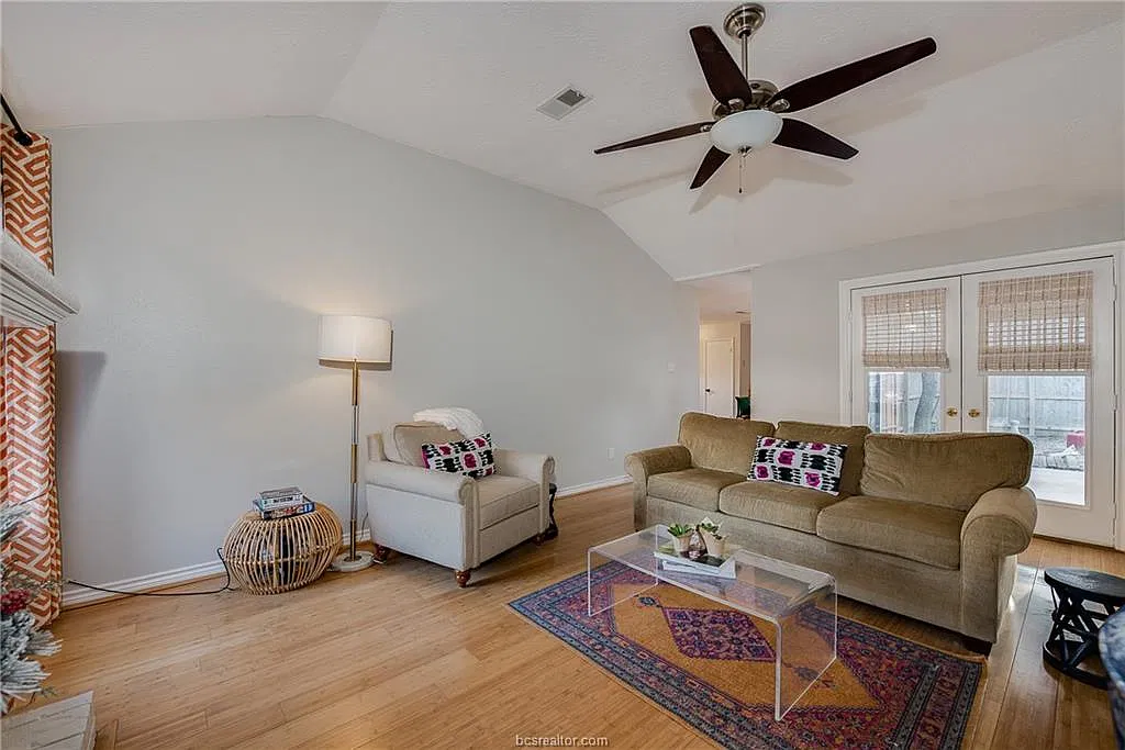4 bed, 2.0 bath, 1619 sqft, $2,400 — Photo 4