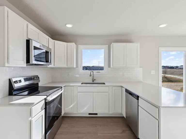430 NW Compass Ave — Photo 2