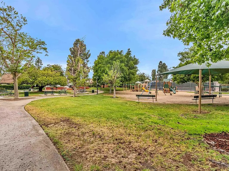 10618 Esmeraldas Dr — Photo 34