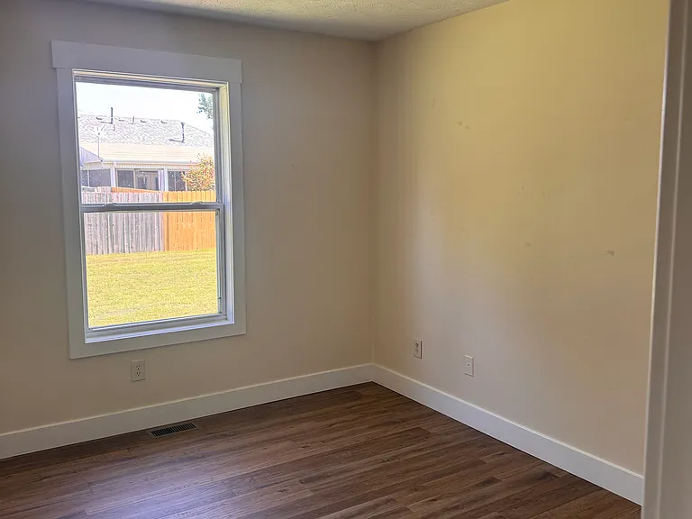 209 W Summit St #B — Photo 3