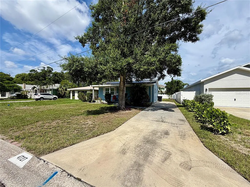 3 bed, 1.0 bath, 990 sqft, $2,200 — Photo 2