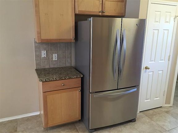 4th image of 909 Peyton Pl